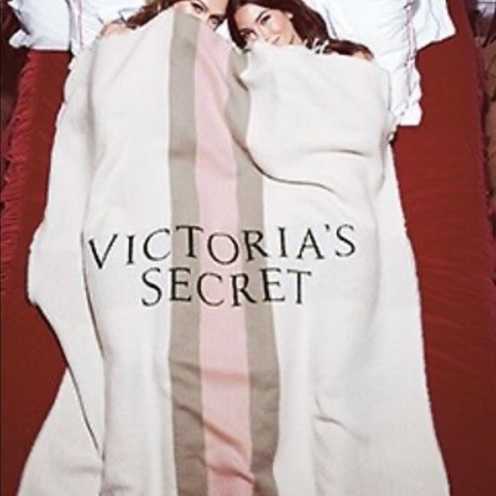 Victoria’s Secret | Fringe Throw Blanket